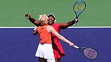 Kate�ina Siniaková slaví s Taylor Townsendovou vít�zství v deblovém finále...