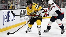 Bostonský úto�ník David Pastr�ák s pukem p�ed Trevorem van Riemsdykem z...