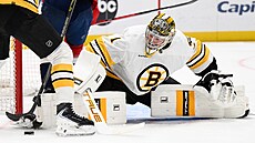 Bostonský branká� Jeremy Swayman zasahuje v utkání proti Washingtonu.