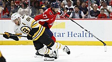 Bostonský úto�ník David Pastr�ák padá v souboji s Timothym Liljegrenem z...