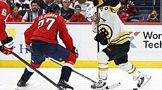 Bostonský úto�ník David Pastr�ák bojuje o puk s Timothym Liljegrenem z...