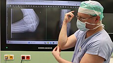 MUDr. Ji�í Jur�a, Ph.D., primá� Ortopedického odd�lení Nemocnice Chomutov