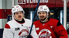 David Kämpf (vlevo) vtipkuje s rovn� �erstvou posilou Capitals �védským...