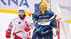 Zlínský branká� Daniel Huf sleduje kotou� p�es slávistického úto�níka Jana...