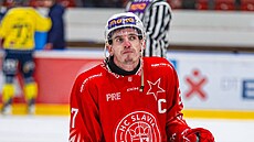 Kapitán hokejové Slavie Jan Holý zklaman� kle�í po proh�e ve �tvrtfinále proti...