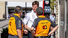 �éfové McLarenu zleva Zak Brown a Andrea Stella si povídají se �éfem Mercedesu...