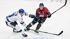 Spar�anský úto�ník Filip Chlapík prohazuje kotou� kolem kladenského forvarda...