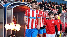 �t�pán Langer (na mí�i) ve své premié�e v dresu Zbrojovky Brno proti P�íbrami.