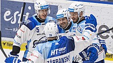 Kometa Brno slaví gól do sít� �eských Bud�jovic. Zleva Arttu Illomäki, zády...