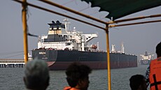 Tanker Shenlong p�epravil ropu ze Saúdské Arábie do Indie p�es Hormuzský...