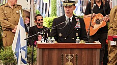 Admirál Brad Cooper b�hem poh�bu izraelského rukojmího Omera Neutry v Tel...