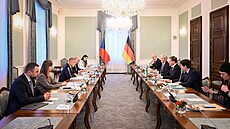 Premiér Andrej Babi� p�ivítal ve Strakov� akademii p�edsedu vlády Svobodného...