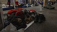 Nouzové nocovi�t� ve stanici kyjevské podzemní dráhy. Stále sem chodí spát...
