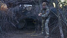 Palba z 155mm houfnice M-109 �Paladin� na ruské jednotky na frontové linii v...