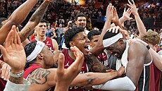 Basketbalisté Miami slaví výkon Bama Adebaya (vpravo), který dal v zápase proti...