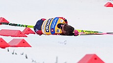 Johannes Hösflot Klaebo spadl v semifinále sprintu v norském Drammenu.