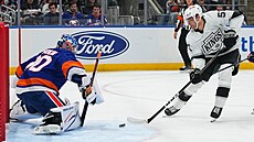Ilja Sorokin v brán� Islanders sleduje akci Jareda Wrighta z Los Angeles Kings.