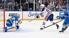 Branká� St. Louis Joel Hofer zasahuje proti st�ele Connora McDavida z Edmontonu.