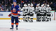 Zklamaný Matthew Schaefer z New York Islanders opou�tí led, za ním se radují...