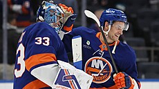 Úto�ník Mathew Barzal a branká� David Rittich slaví vít�zství New York...