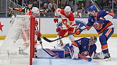 David Rittich v brán� Islanders zasahuje proti akci Ryana Stromea (22) a...
