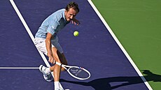 Daniil Medved�v dobíhá mí�ek v semifinále Indian Wells.