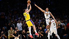 Luka Don�i� z LA Lakers ská�e ke st�ele na ko� Denveru v poslední sekund�...