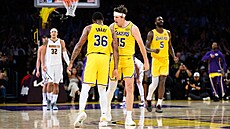 Marcus Smart (36) a Austin Reaves slaví vít�zství LA Lakers nad Denverem.