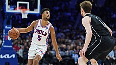 Quentin Grimes z Philadelphie hledá únik z obrany Dannyho Wolfa z Brooklyn Nets.