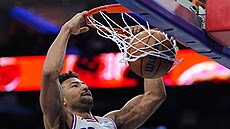 Quentin Grimes z Philadelphia 76ers sme�uje do ko�e Brooklynu.