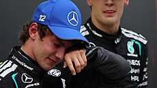 Dojatý Kimi Antonelli si musí b�hem rozhovoru po závod� utírat slzy.