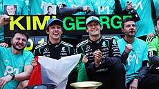 Kimi Antonelli a George Russell (vpravo) slaví spolu se svým týmem první a...