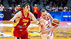 Emma �echová se vyhýbá bránící �ínské soupe�ce.