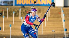 Tereza Vinklárková odjí�dí ze st�elnice ve smí�ené �tafet�.