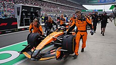 Mechanici McLarenu odtahují monopost Oscara Piastriho.