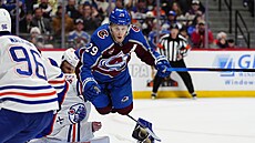 Nathan MacKinnon srá�í branká�e Connora Ingrama.