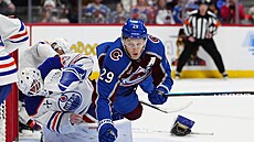 Nathan MacKinnon srá�í Connora Ingrama v brankovi�ti Edmontonu.