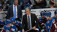 Jared Bednar promlouvá k hrá��m na st�ída�ce Colorada.