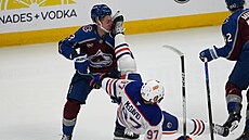 Connor McDavid zasahuje bruslí do obli�eje Jacka Druryho z Colorada.
