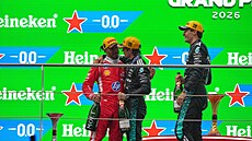 Lewis Hamilton objímá Andreu Kimiho Antonelliho na stupních vít�z� po Velké...