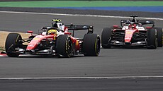 Lewis Hamilton bojuje na trati v �ín� s týmovým kolegou Charlesem Leclercem.