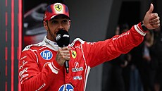 Lewis Hamilton d�kuje fanou�k�m po t�etím míst� ve Velké cen� �íny.