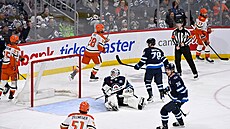 Connor Hellebuyck bezmocn� sedí na led� po gólu Jeffreyho Viela (�íslo 28) z...