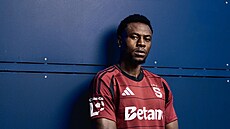 Kamerunský úto�ník Kevin-Prince Milla poprvé pózuje v dresu Sparty.