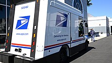 Vozidlo a zam�stnanec americké po�ty USPS v Orlandu na Florid� (2. února 2026)