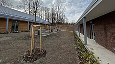 V prostoru mezi domy je dvorek, o n�j� by se v budoucnu mohli starat sami...