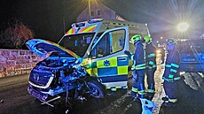 Cestou na pomoc k nehod� havarovala v Mimoni sanitka.
