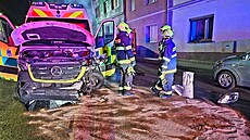 Cestou na pomoc k nehod� havarovala v Mimoni sanitka.