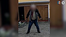 Opilý agresivní mu� odmítal odlo�it sekeru a dýku, policisté pou�ili taser