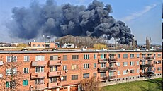 V pr�myslovém areálu v Otrokovicích ho�í materiál pod zast�e�eným prostorem....